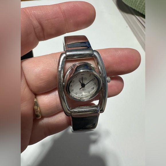 Aviva collection vintage watch that rotates/flips into a stone bracelet - Picture 4 of 10